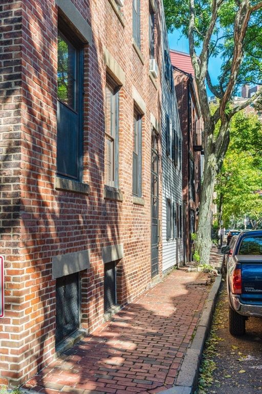 Exterior, Facade, Brick Facade, Rowhouse