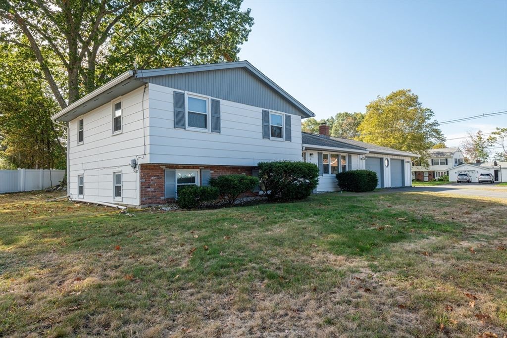 Attached, Exterior, Facade, Brick Facade, Split Level