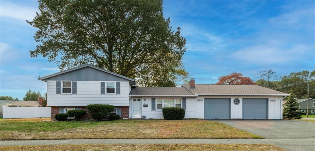 Attached, Exterior, Facade, Split Level