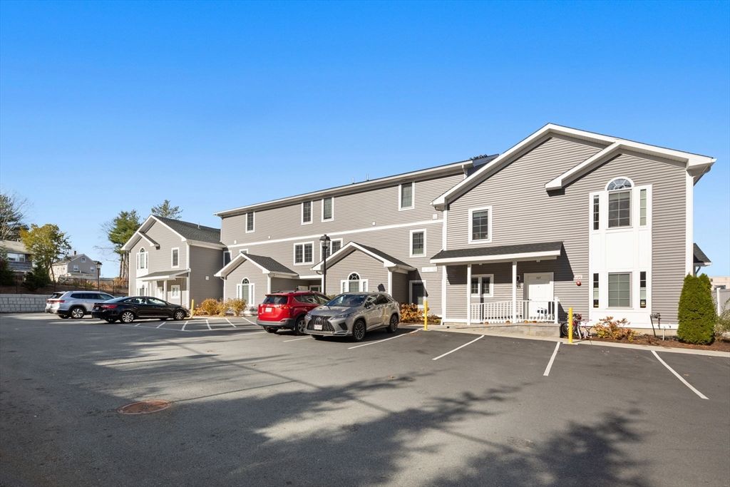 Exterior, Facade, Rowhouse