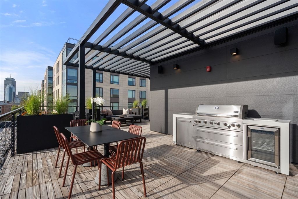 Exterior, Outdoor Kitchen