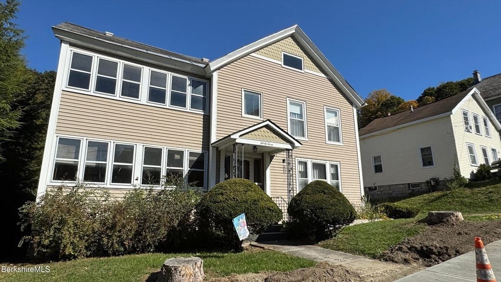 Exterior, Facade, Queen Anne Victorian