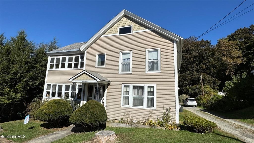 Exterior, Facade, Queen Anne Victorian