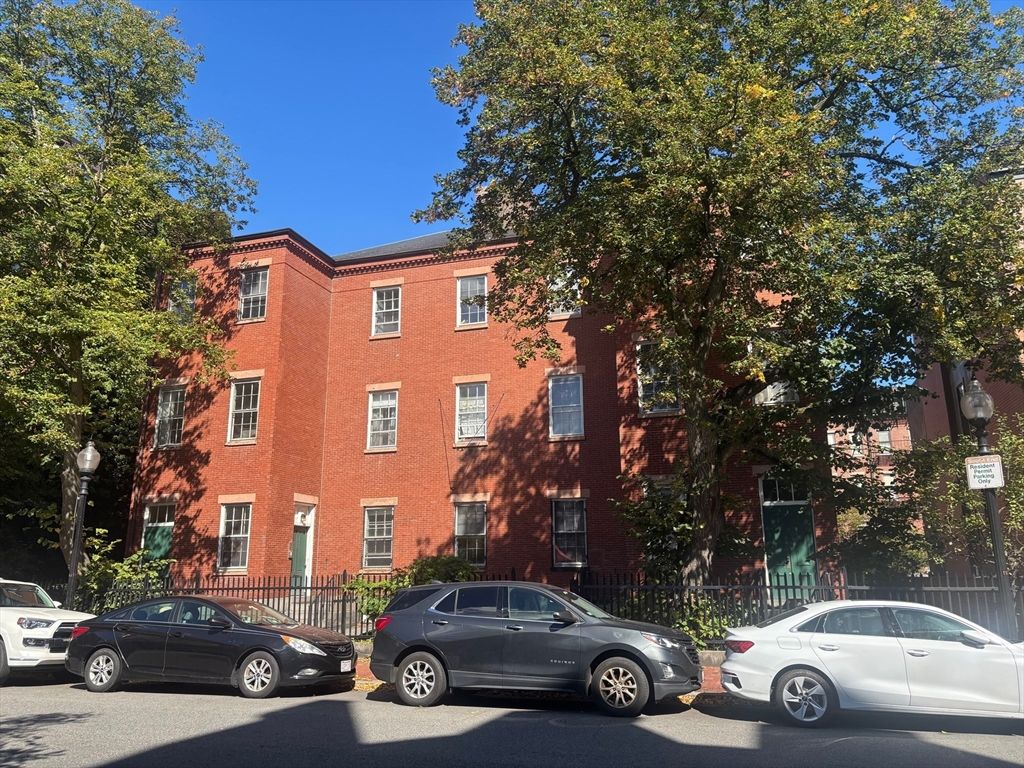 Exterior, Facade, Brick Facade, Rowhouse