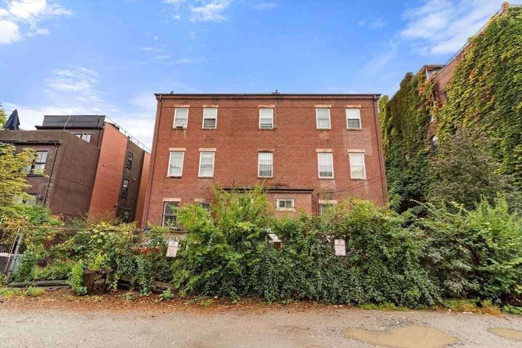 Exterior, Facade, Brick Facade, Rowhouse