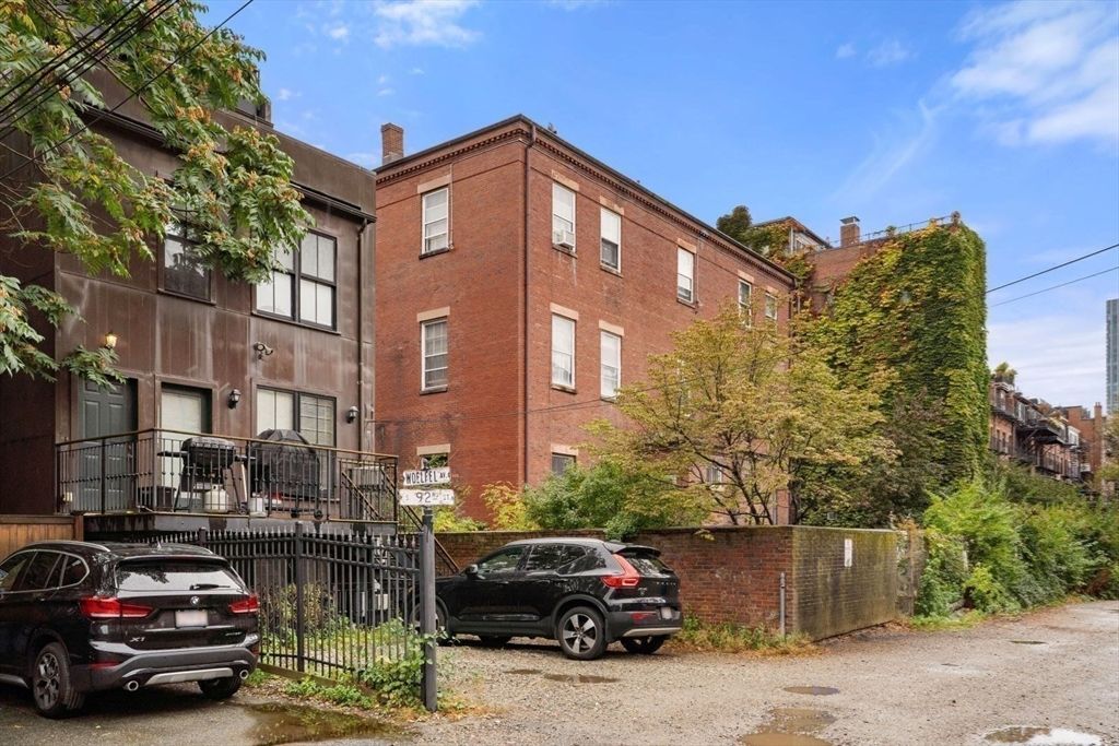 Exterior, Facade, Brick Facade, Rowhouse