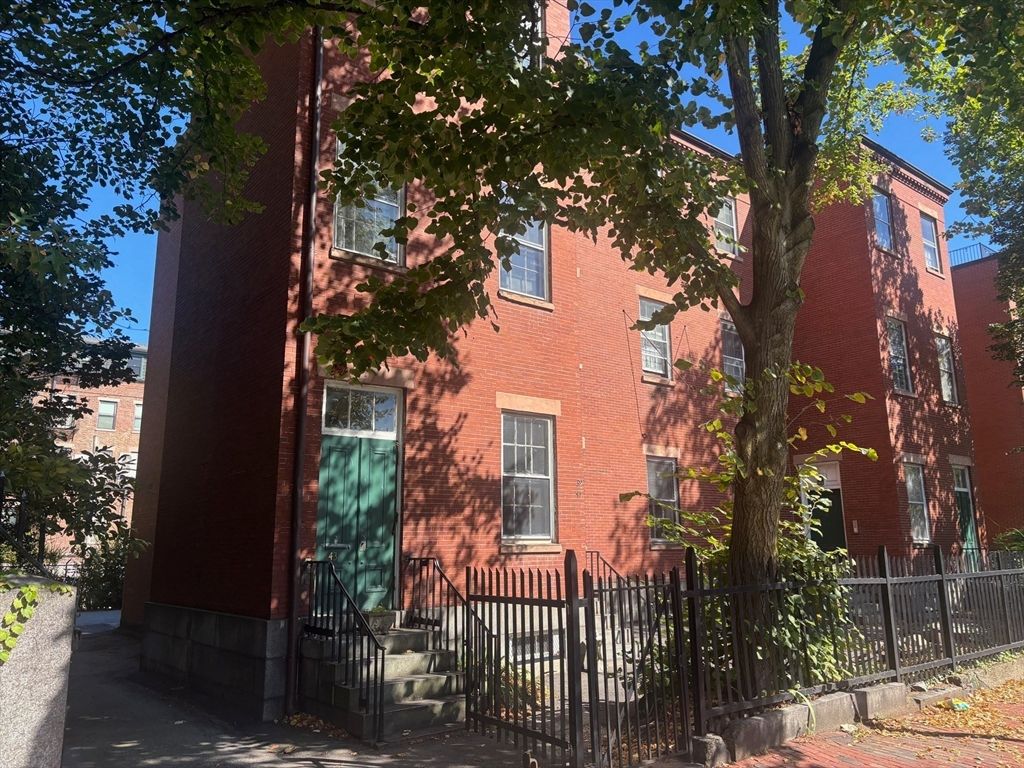 Exterior, Facade, Brick Facade, Rowhouse