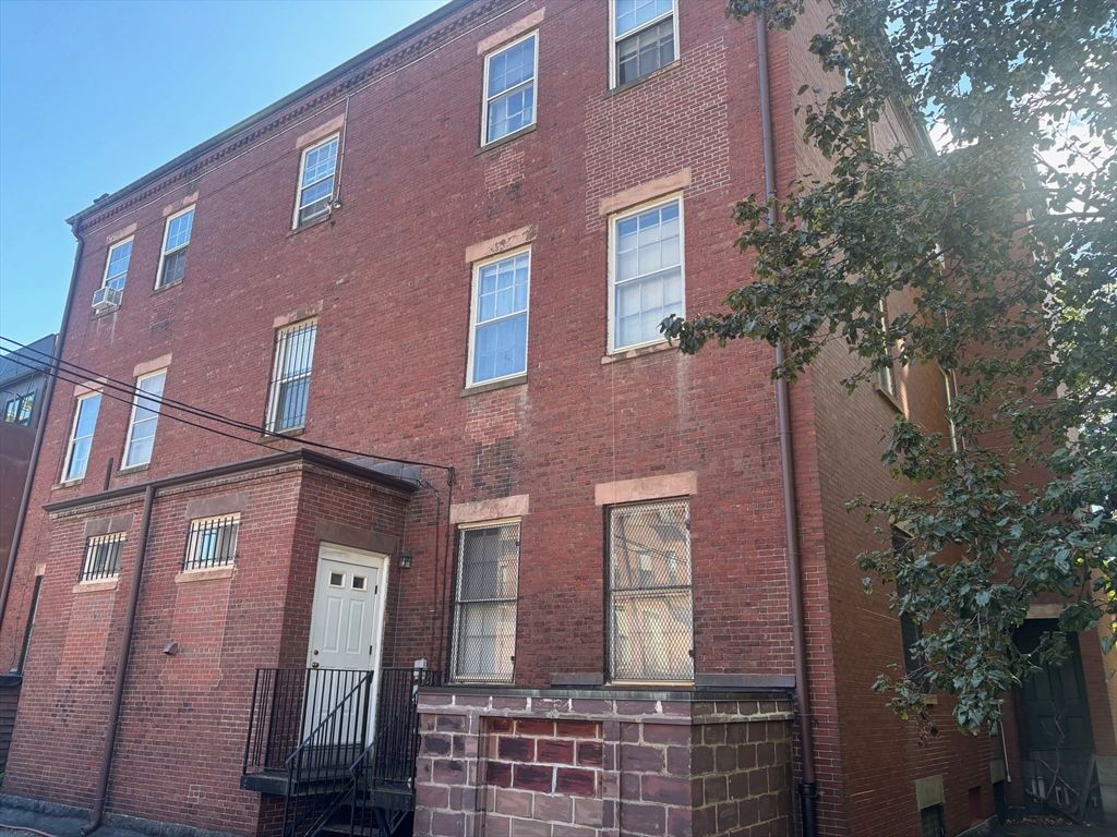 Exterior, Facade, Brick Facade, Rowhouse