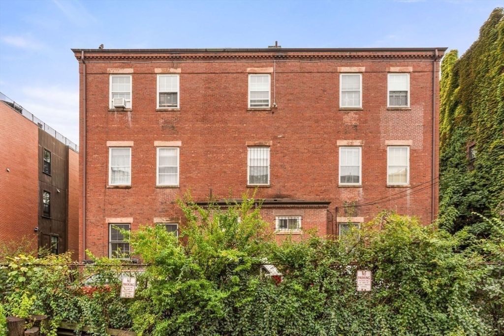 Exterior, Facade, Brick Facade, Georgian