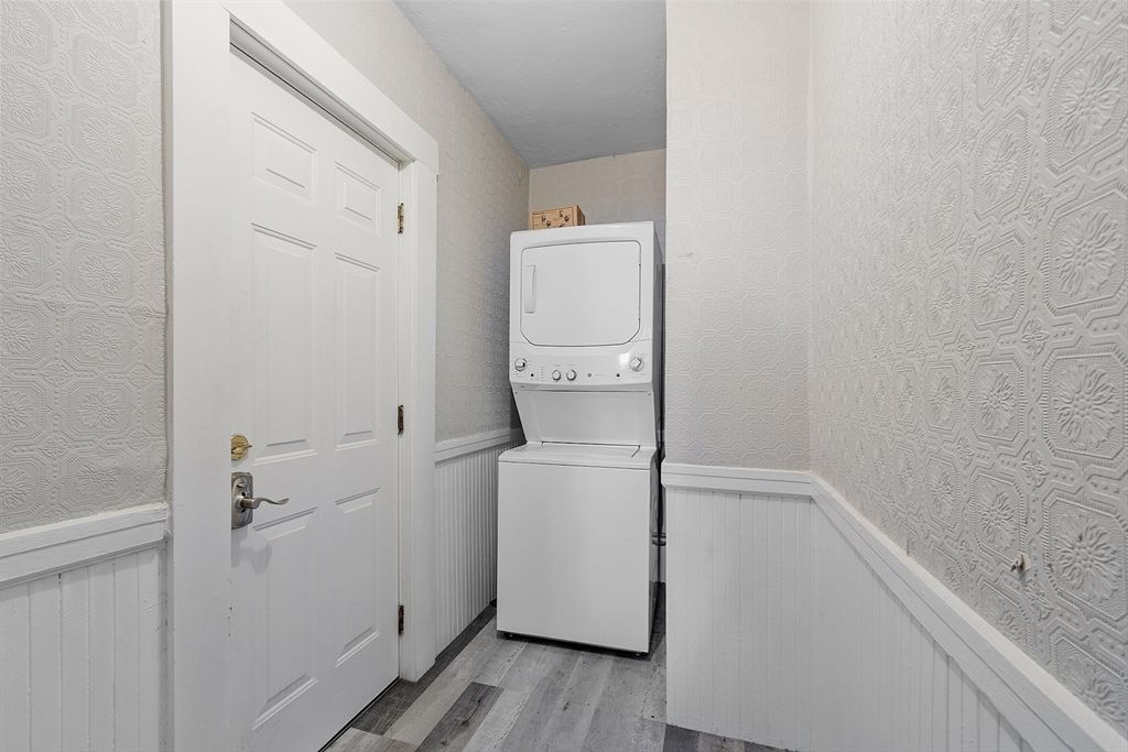 Interior, Utility Closets, Washer, Wood Texture Flooring