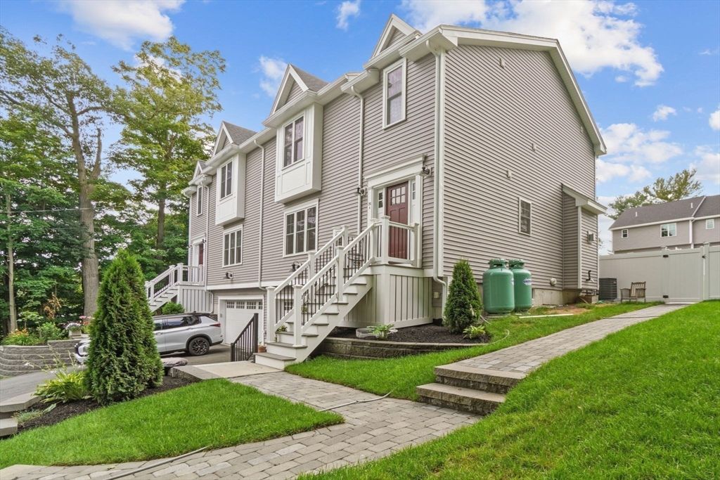 Attached, Exterior, Facade, Queen Anne Victorian