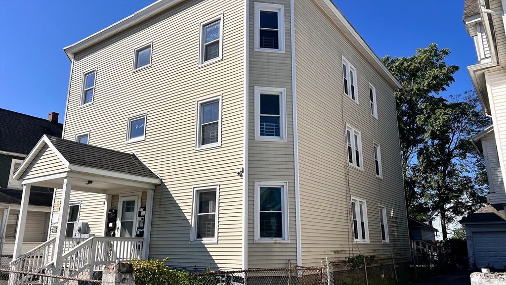 Exterior, Facade, Rowhouse