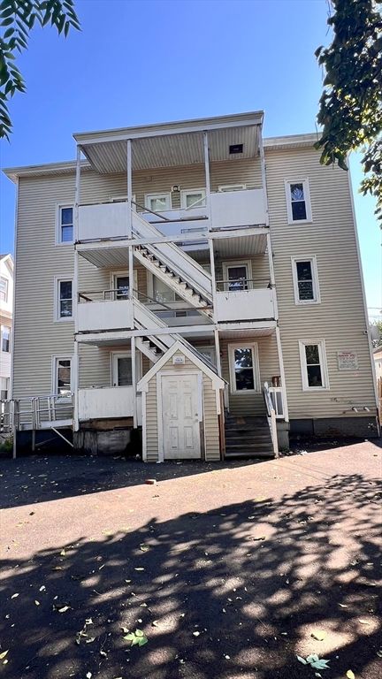 Exterior, Facade, Rowhouse