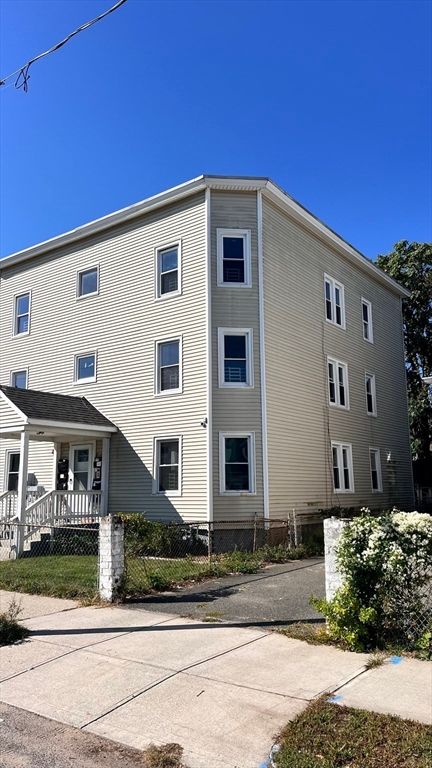 Exterior, Facade, Rowhouse