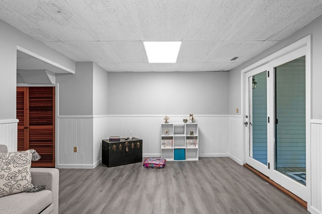 Interior, Recessed Lighting, Wood Texture Flooring