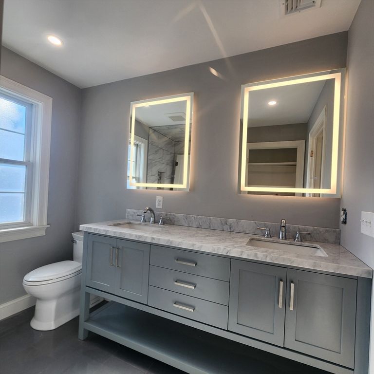 Bathroom, Dual Sink Vanities, Interior, Recessed Lighting