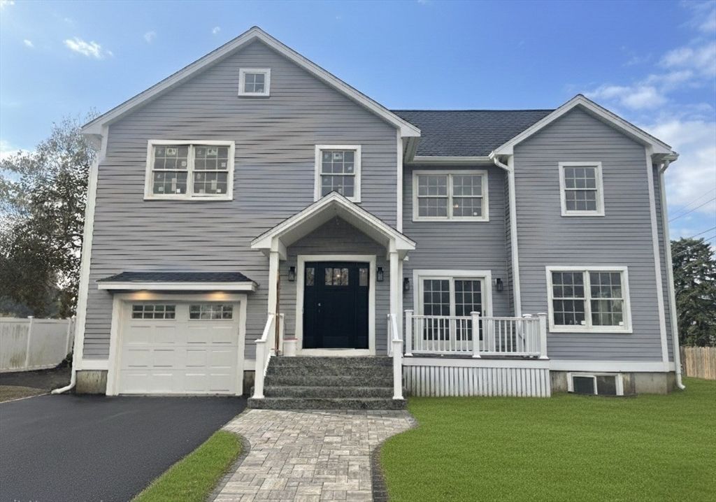 Attached, Exterior, Facade, American Craftsman