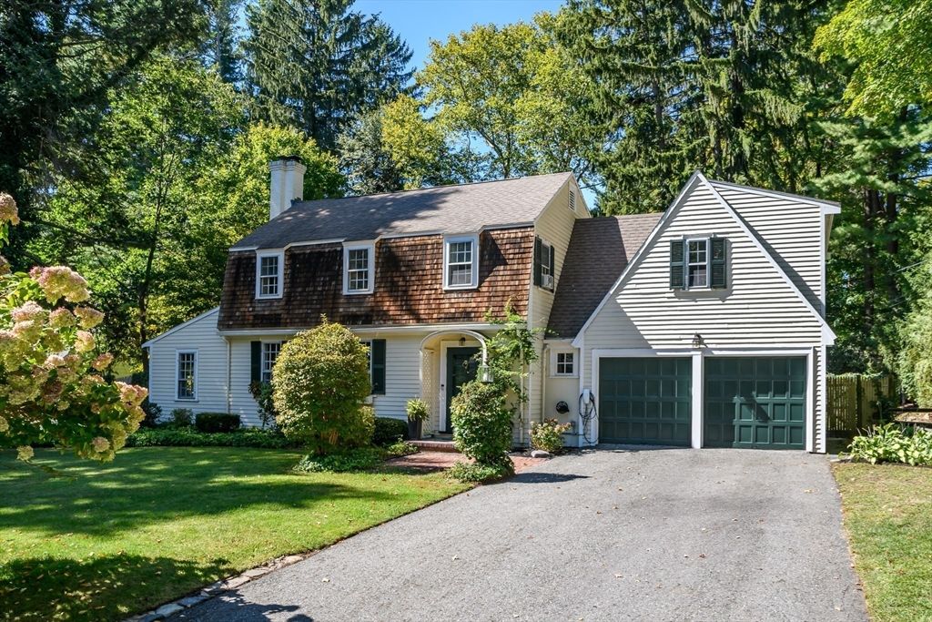 Attached, Exterior, Facade, Cape Cod