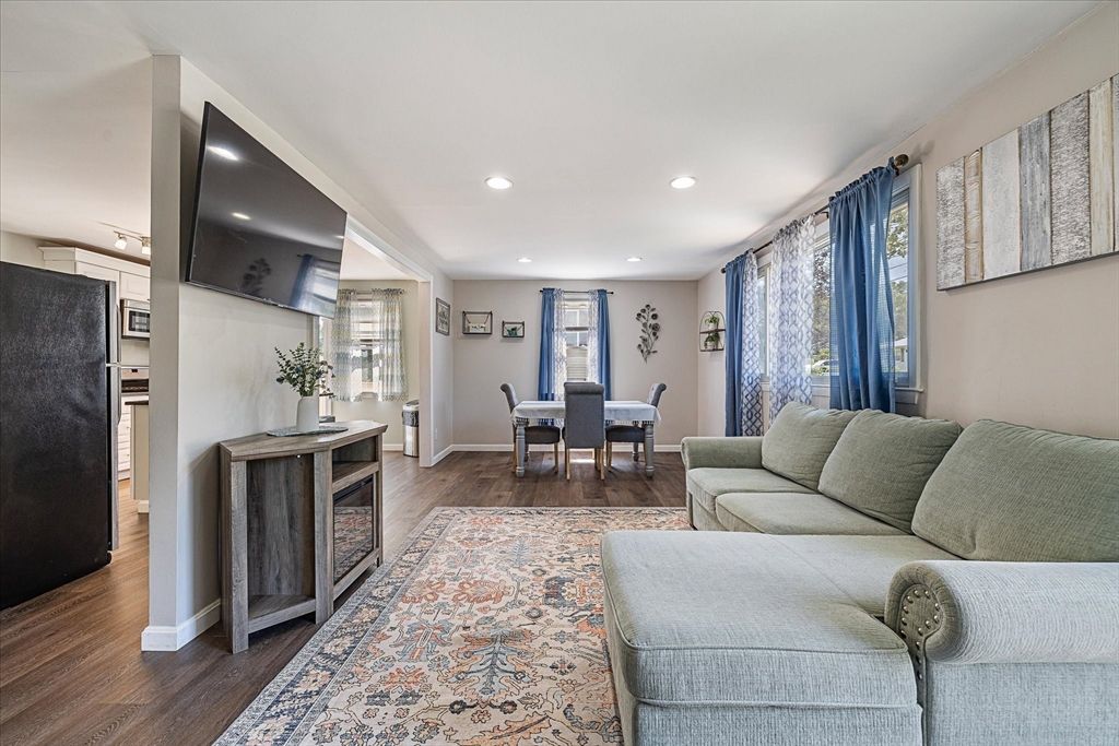 Dining room, Interior, Living room, Recessed Lighting, Wood Texture Flooring
