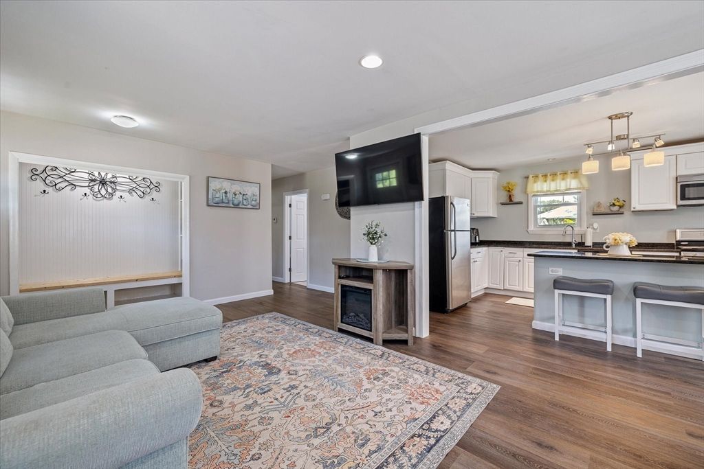 Interior, Kitchen, Living room, Pendant Lights, Recessed Lighting, Wood Texture Flooring