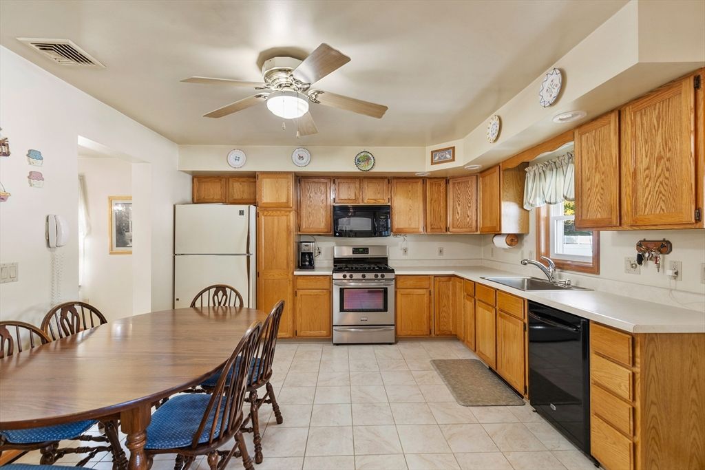 Dining room, Interior, Kitchen, Recessed Lighting, Stainless Steel Appliances