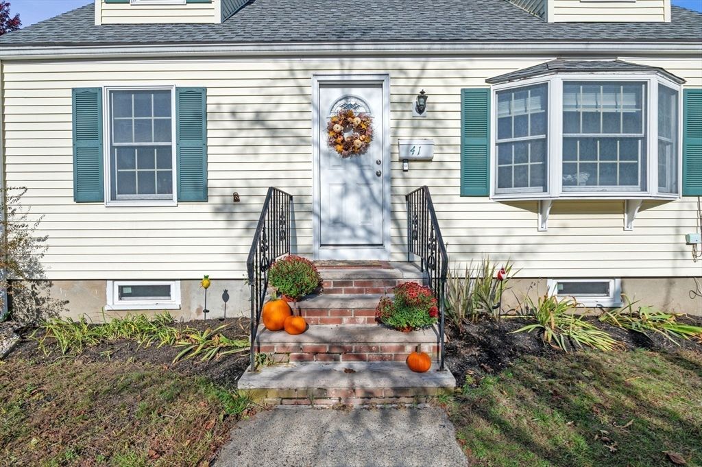 Exterior, Facade, Cape Cod
