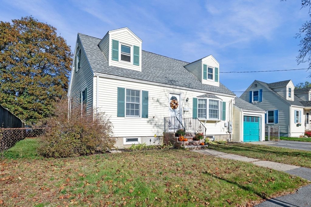 Attached, Exterior, Facade, Cape Cod