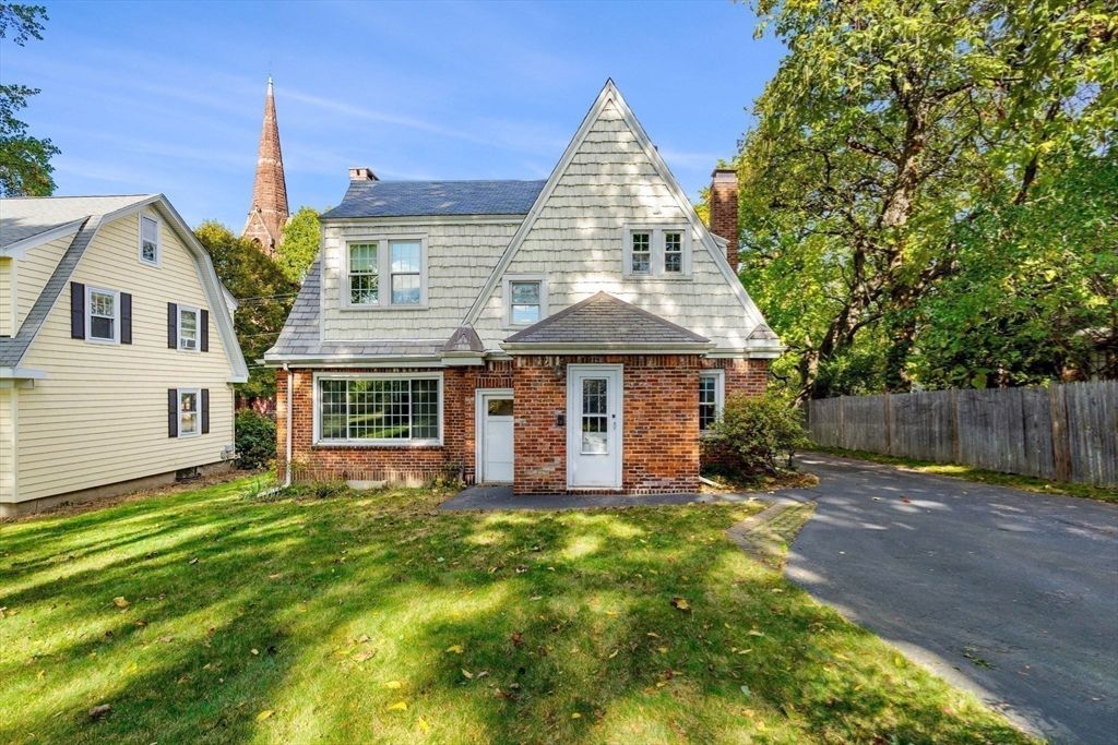 Exterior, Facade, Brick Facade, Queen Anne Victorian