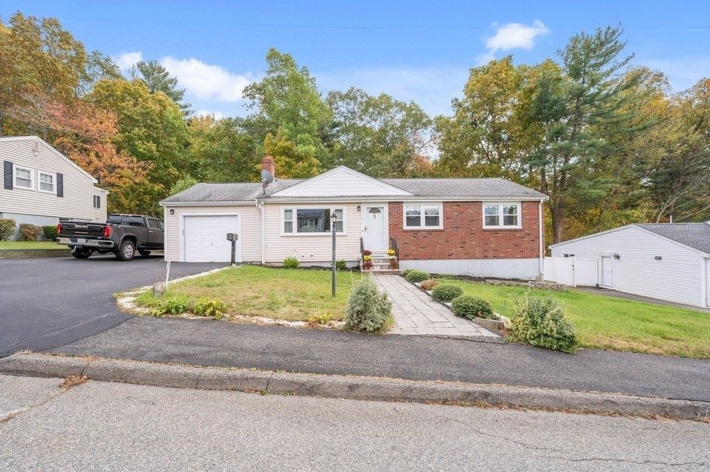 Attached, Exterior, Facade, Brick Facade, Cape Cod