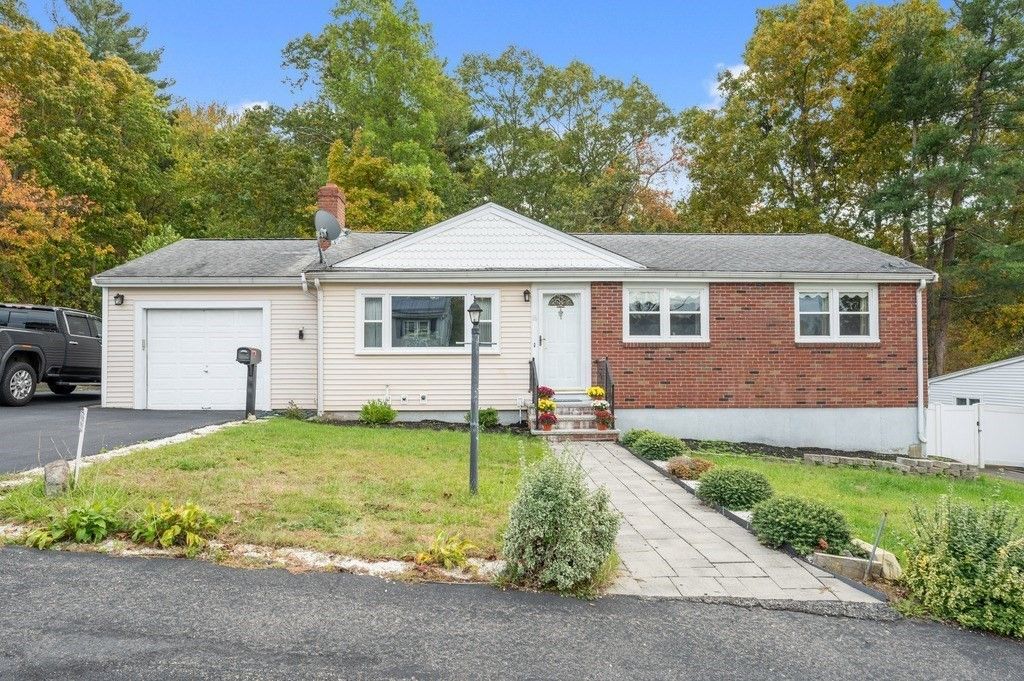 Attached, Exterior, Facade, Brick Facade, Cape Cod