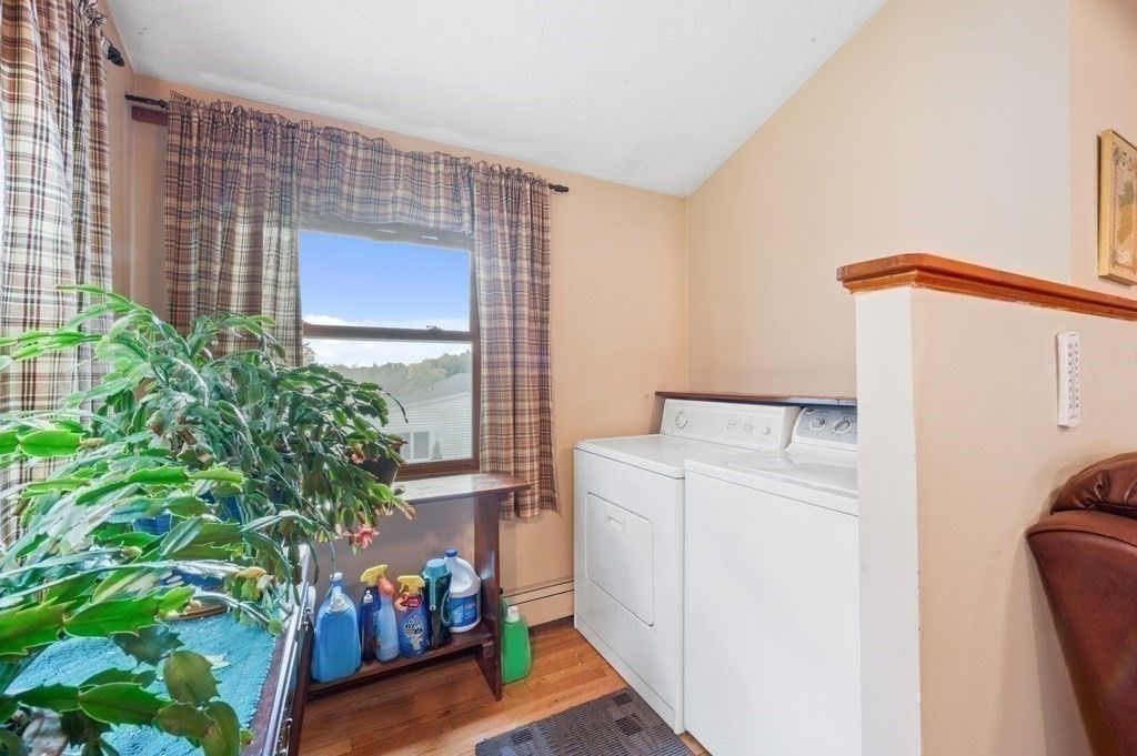 Interior, Washer, Wood Texture Flooring