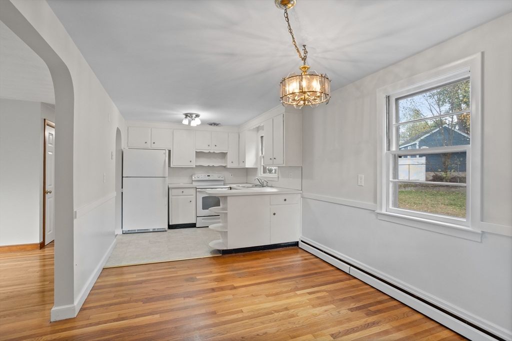 Interior, Kitchen, Pendant Lights, Wood Texture Flooring