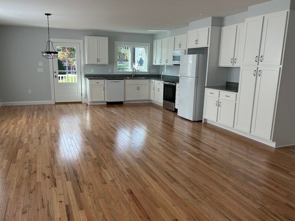 Interior, Kitchen, Pendant Lights, Wood Texture Flooring