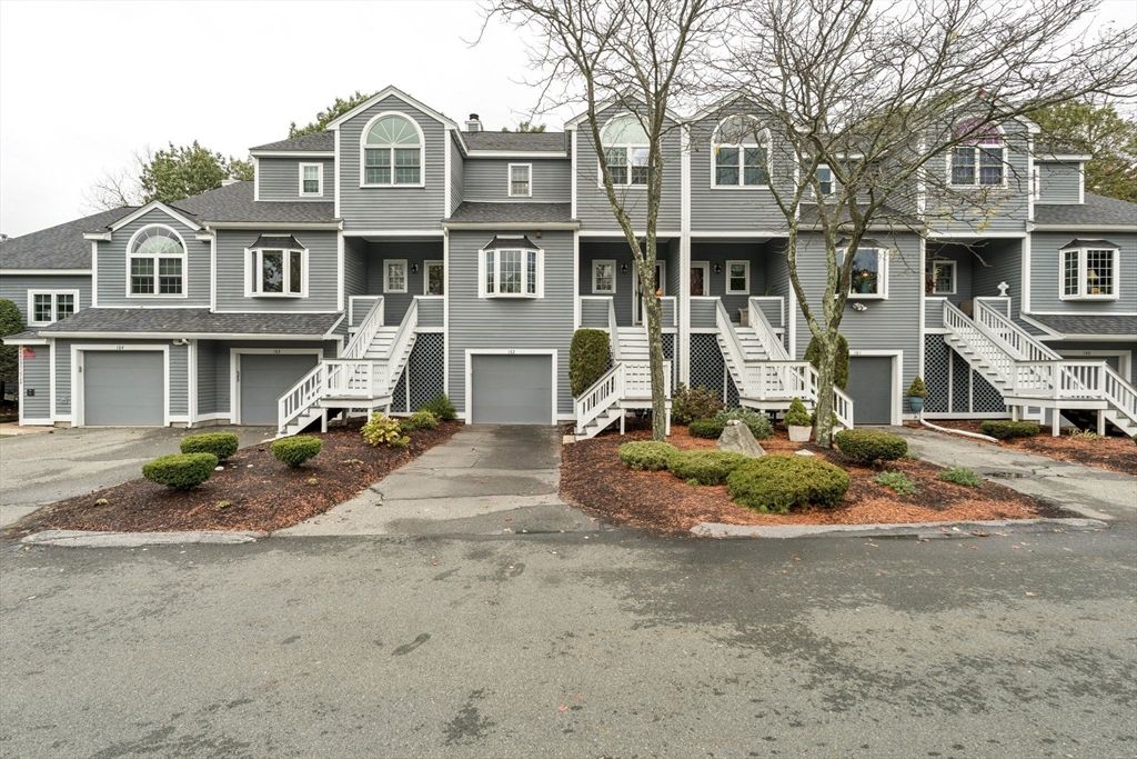 Attached, Exterior, Facade, Rowhouse