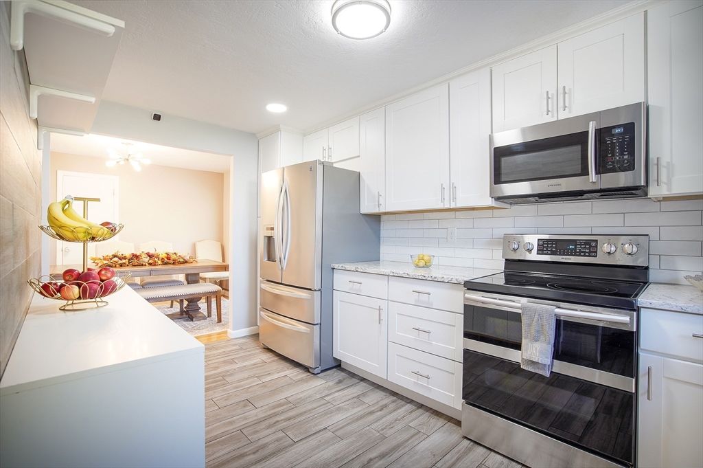 Dining room, Interior, Kitchen, Recessed Lighting, Stainless Steel Appliances, Wood Texture Flooring