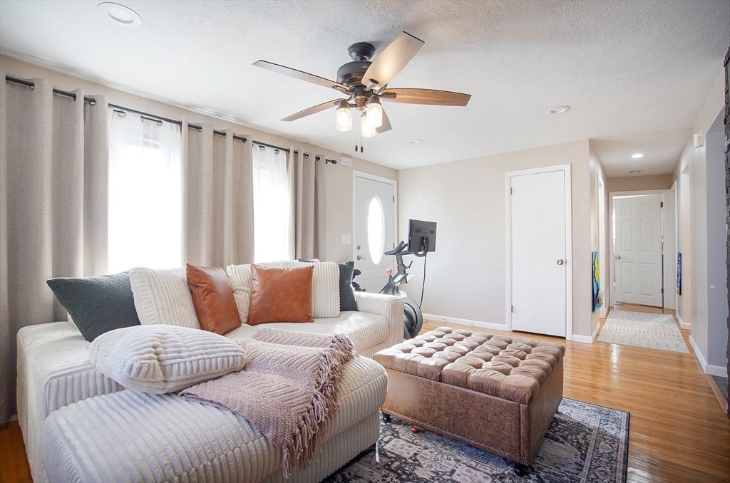 Fitness Equipment, Interior, Recessed Lighting, Wood Texture Flooring