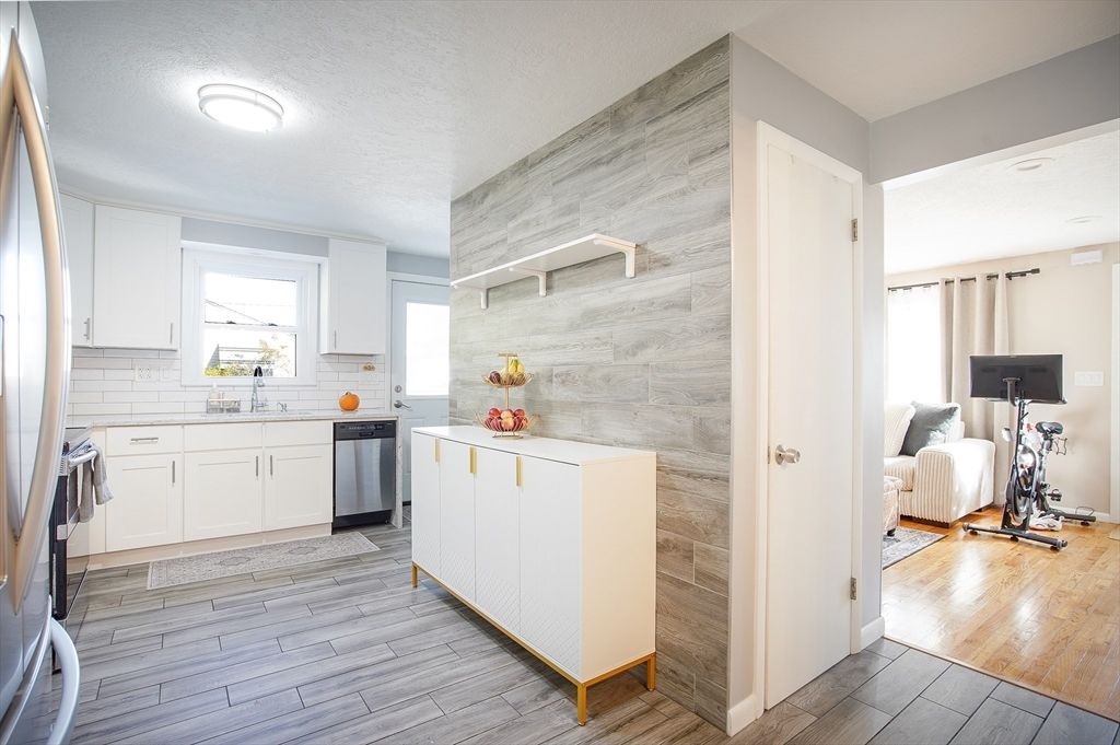 Fitness Equipment, Interior, Kitchen, Recessed Lighting, Wood Texture Flooring