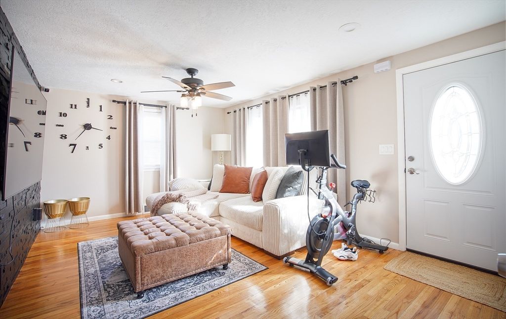 Fitness Equipment, Interior, Living room, Wood Texture Flooring