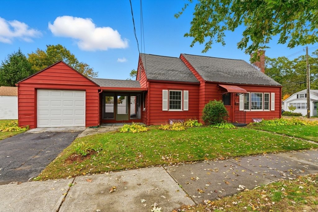 Attached, Exterior, Facade, Cape Cod