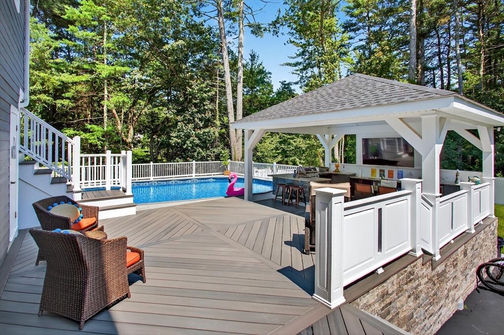 Exterior, Outdoor Kitchen, Pool