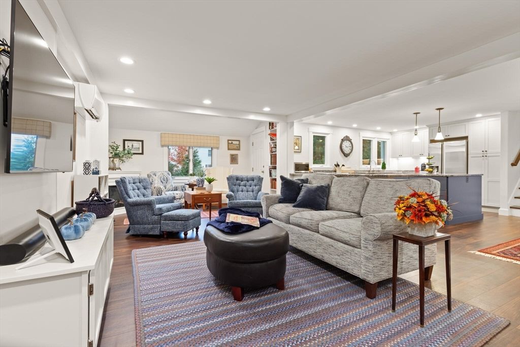 Interior, Kitchen, Living room, Pendant Lights, Recessed Lighting, Wood Texture Flooring