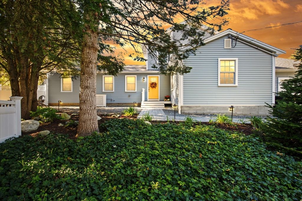 Backyard, Exterior, Facade, Split Level