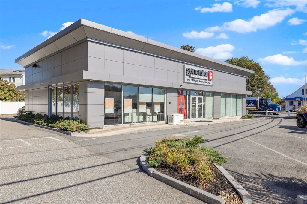 Exterior, Facade, Modern