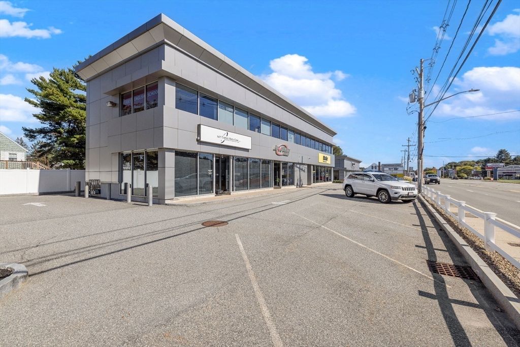 Exterior, Facade, Modern