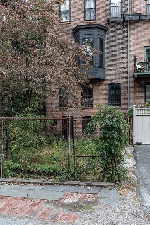 Exterior, Facade, Brick Facade, Rowhouse