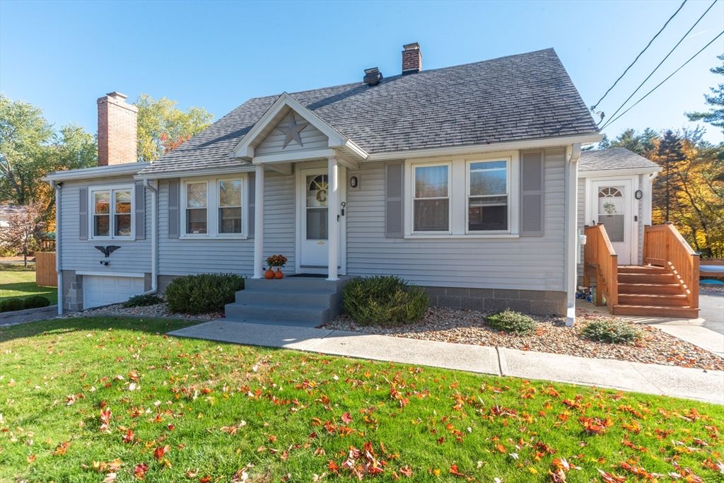 Attached, Exterior, Facade, Cape Cod