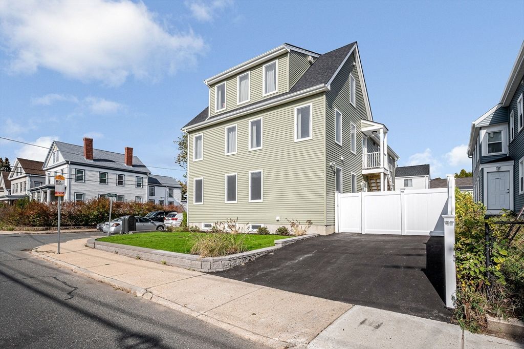 Exterior, Facade, Queen Anne Victorian
