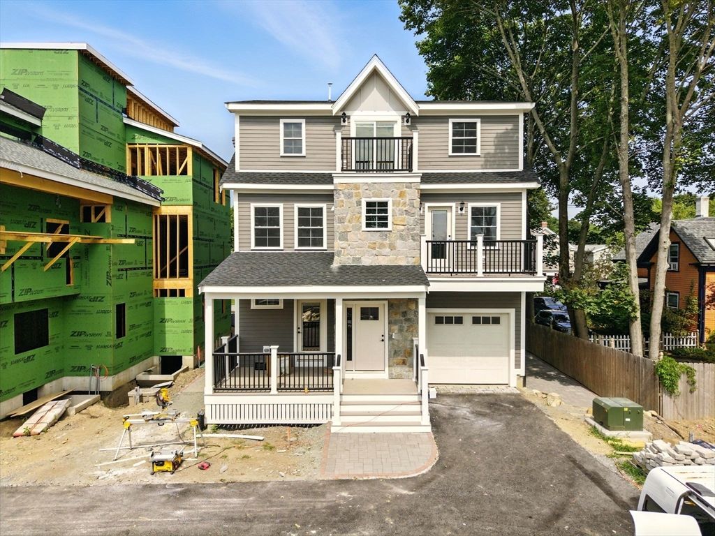 Attached, Exterior, Facade, Queen Anne Victorian