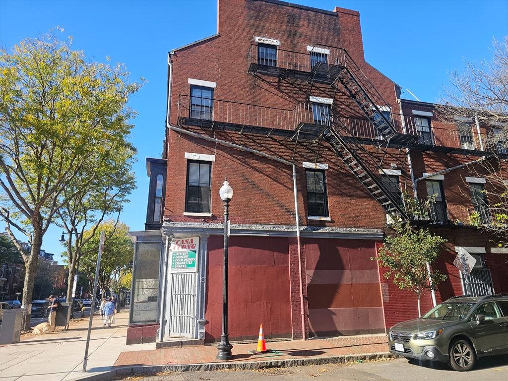 Exterior, Facade, Brick Facade, Rowhouse