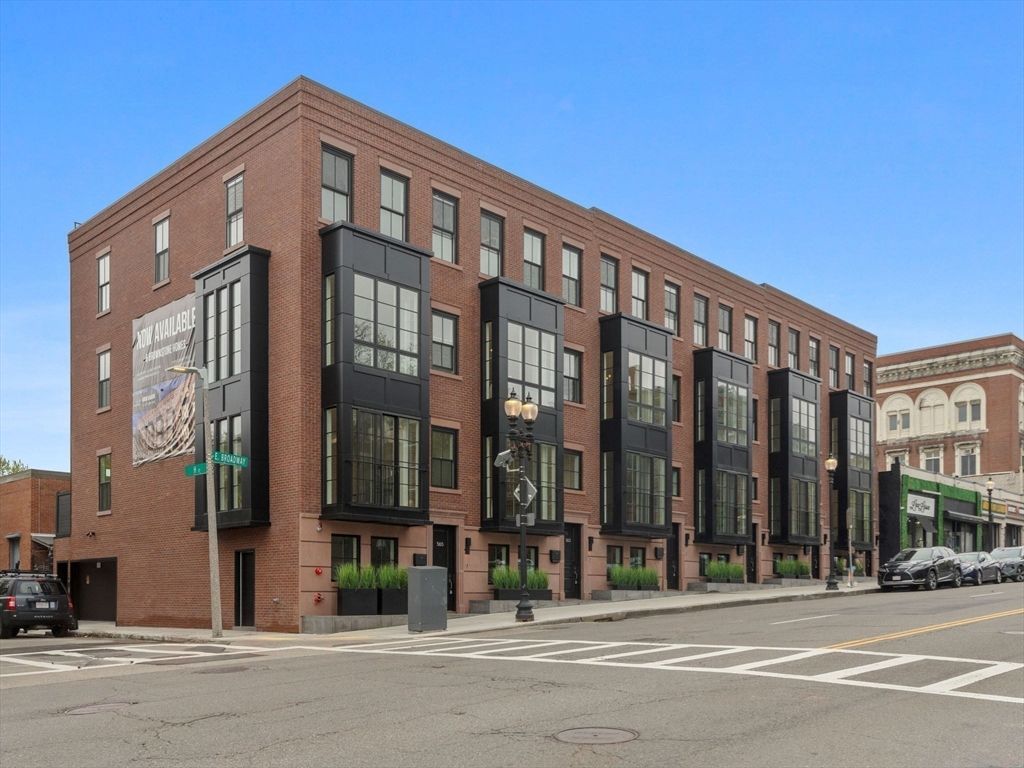 Exterior, Facade, Brick Facade, Chicago School